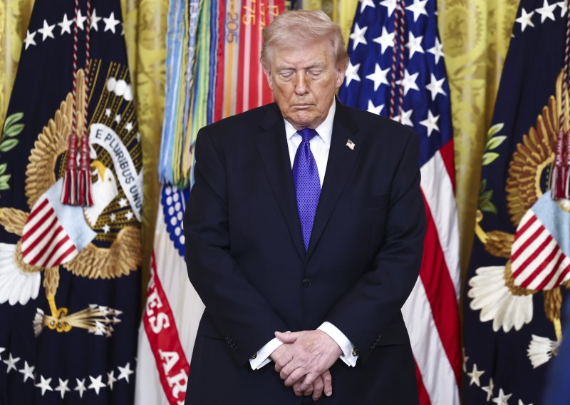 Trump: Padat će jedan po jedan, prvo iranski režim, pa Kuba