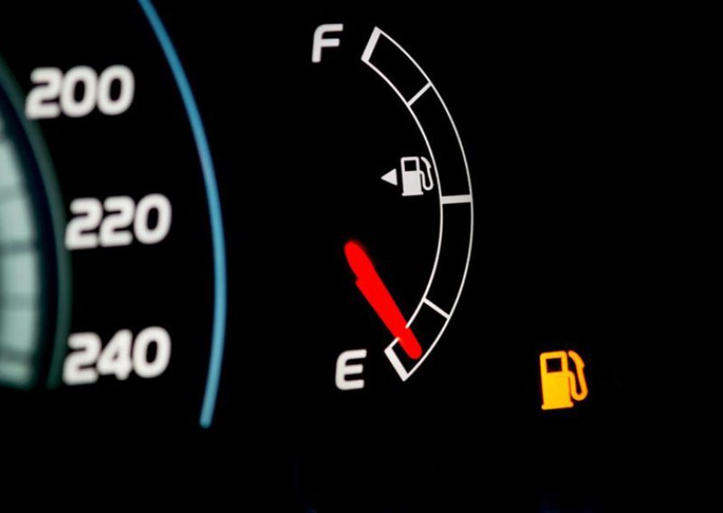 Čekate da auto dođe na rezervu prije nego što natočite gorivo? Evo zašto je to loša stvar