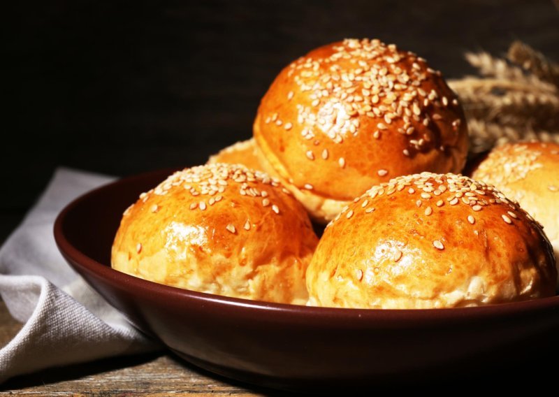 Malo drugačiji desert: Mekane pogačice sa sirom i medom nestat će sa stola