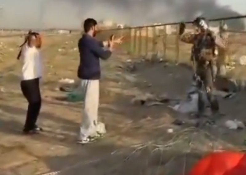 VIDEO Prvo ga srušili, a onda umalo istukli: Metalnom cijevi na američkog pilota
