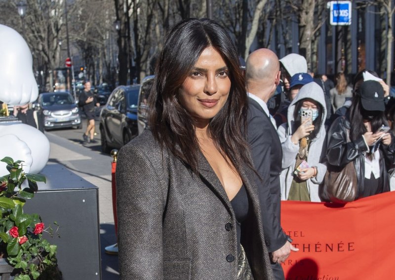 Lepršava suknja koja ne širi figuru: Priyanka Chopra ima savršen stajling za žene u 40-ima