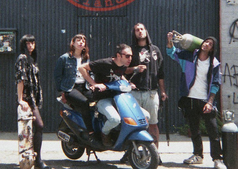 Najbolja uvertira u noćni marš: Žestok program za afirmaciju ženskog glasa u Attacku