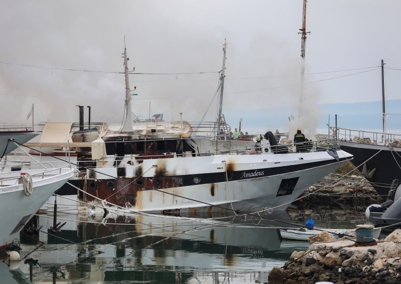 Još se gasi požar broda u Omišu, pazi se da gorivo ne iscuri u more