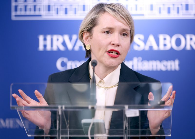 Kekin odgovorila na kritike: 'I vladajući idu u škole'