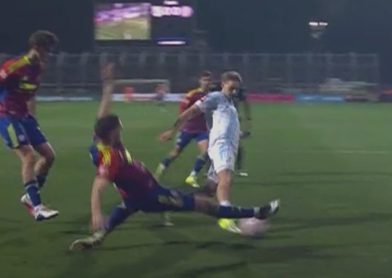 Kolarić dosudio penal za Rijeku, a onda se javio VAR: Pogledajte što se dogodilo
