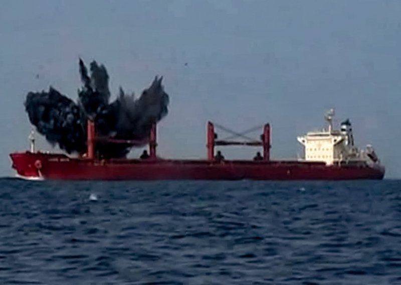 Iz čamca pogođen tanker uz obalu Kuvajta: Odjeknula golema eksplozija, nafta curi u more