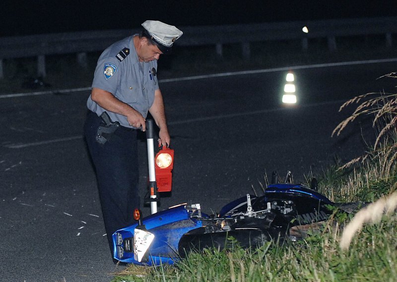 Motociklist se zabio u automobil i poginuo