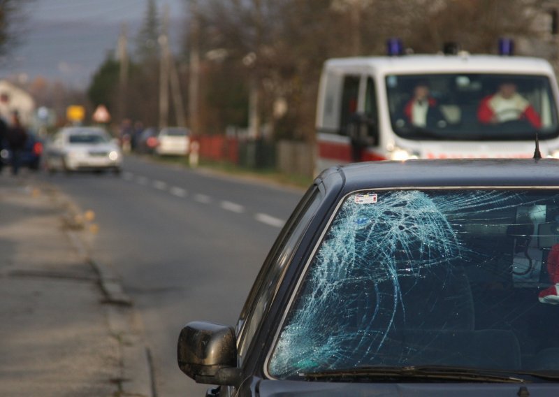 Auto naletio na bračni par, supruga poginula