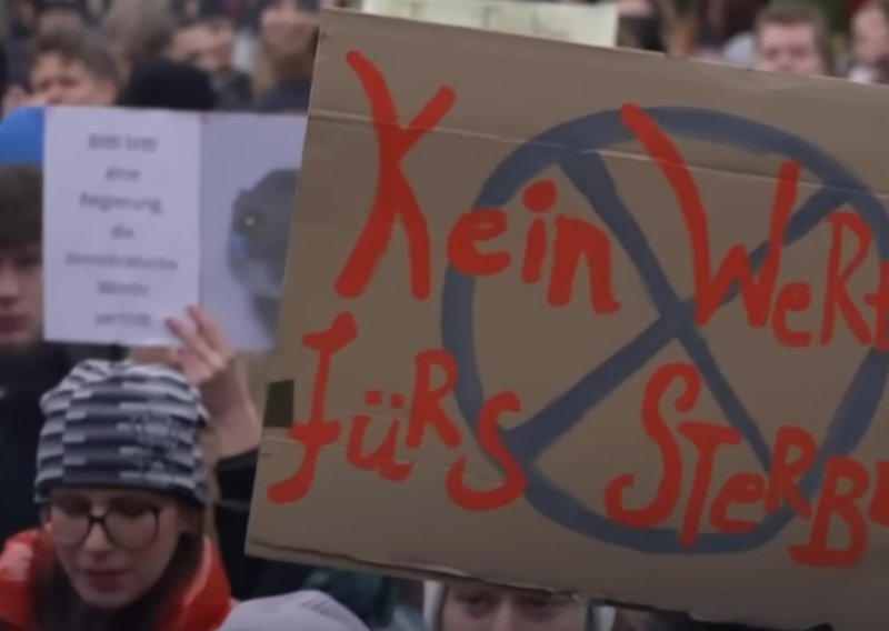 Njemački učenici u velikim prosvjedima: 'Pametna glava ne navlači šljem'