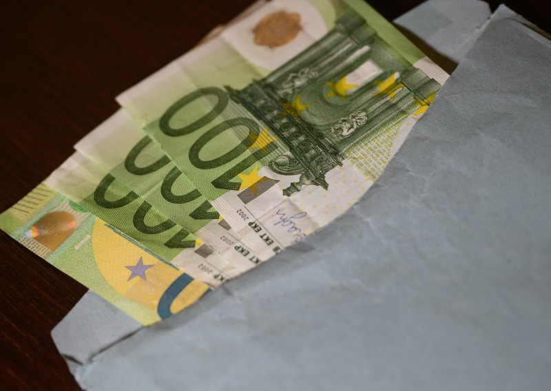 Prijavljena četvorka zbog krivotvorenih novčanica, koristili ih u trgovinama, pekarama...