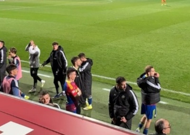 Od slavlja do očaja. Pogledajte reakciju Hajdukove klupe na Frukov promašeni penal i gol iz odbijanca