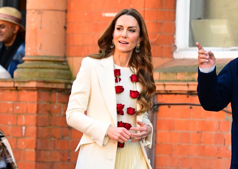 Kate Middleton spremna je za proljeće: Besprijekoran stajling ukrasila vijencima od ruža