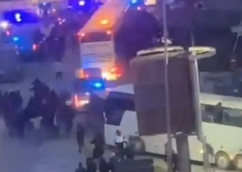 Kamenovan autobus s Delijama, oni istrčali iz buseva i napravili kaos u Novom Pazaru