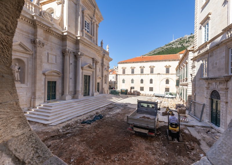 Netko je pokušao otvoriti sarkofag ispred dubrovačke katedrale