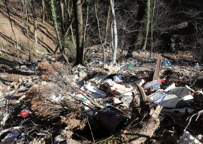 Dvojica na Jankomiru iskopala jamu pa u nju utrpali azbest i drugo smeće