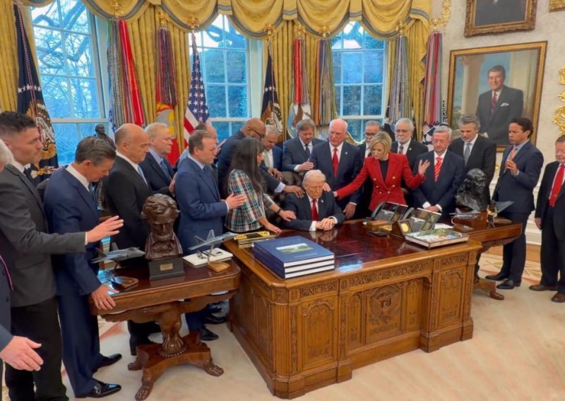 Snimka iz Bijele kuće zapalila mreže: Drže ruke na Trumpu i mole za njega