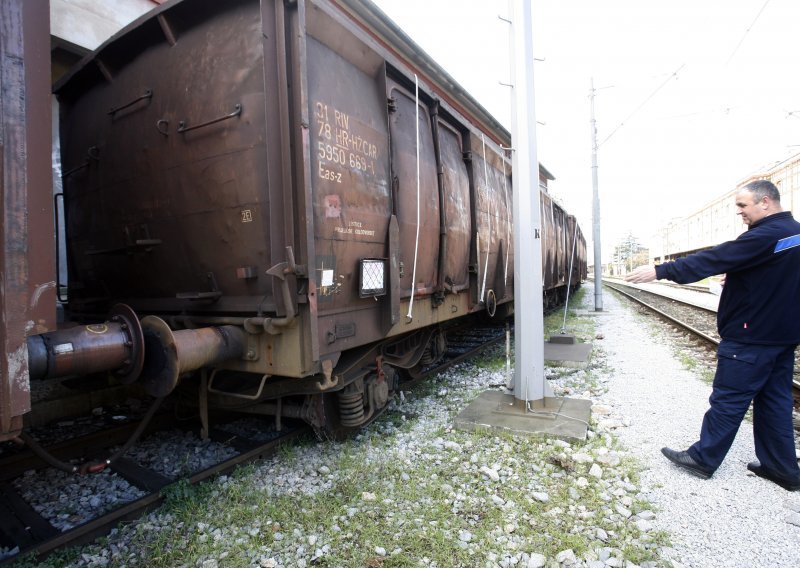 Iskliznula lokomotiva na kolodvoru Kutina