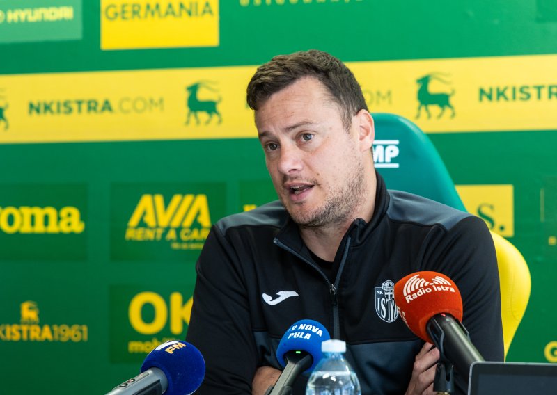 Kaos u Puli: Navijači Istre upali na presicu i izvrijeđali trenera