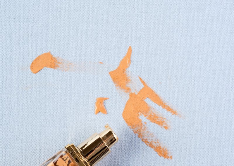 Spasite omiljenu odjeću: Ovako ćete najuspješnije maknuti mrlje od šminke