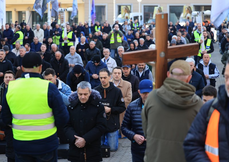 FOTO/VIDEO Molitelji se opet okupili na glavnom trgu u Zagrebu, pridružile im se i žene