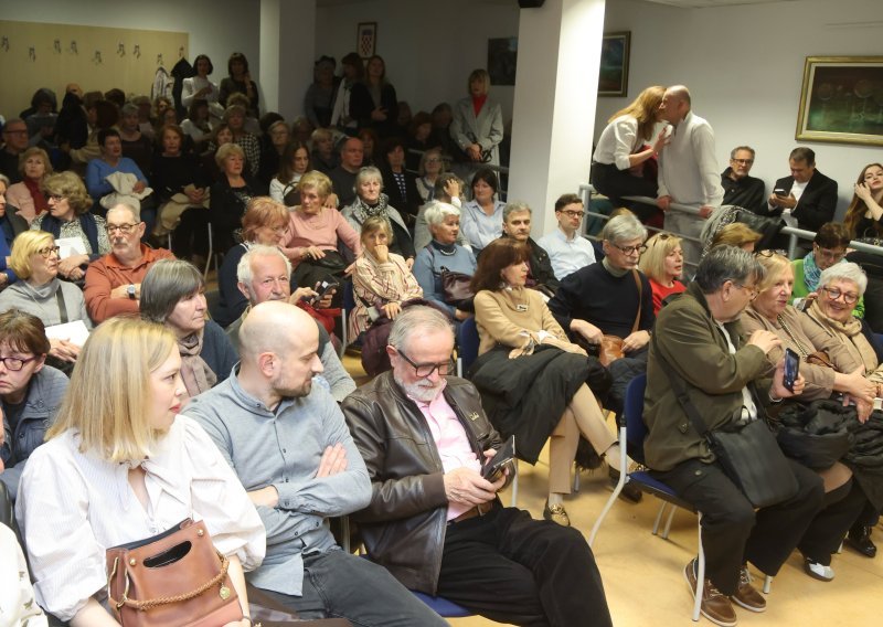 Plavokosu suprugu Vojka V rijetko kad viđamo u javnosti, a sad je ukrala sve poglede