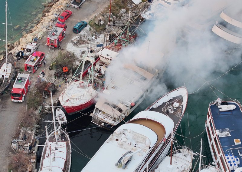 FOTO Objavljene fotografije posljedica požara u luci kod Omiša: 'I dalje smo na terenu'