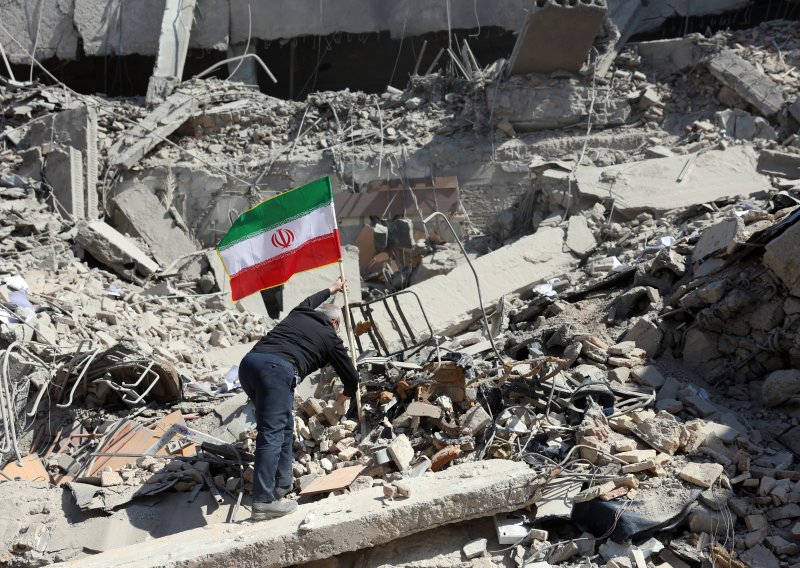 Trump optužio Iran za napad na djevojačku školu