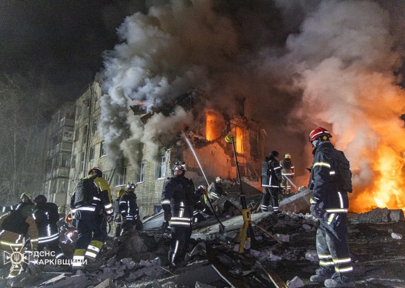 Rusija zasula Ukrajinu projektilima: U napadu na peterokatnicu u Harkivu poginulo 10 osoba