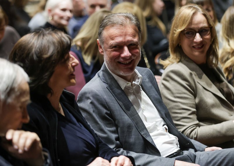 Gordan Jandroković sa suprugom Sonjom u odličnom raspoloženju na premijeri