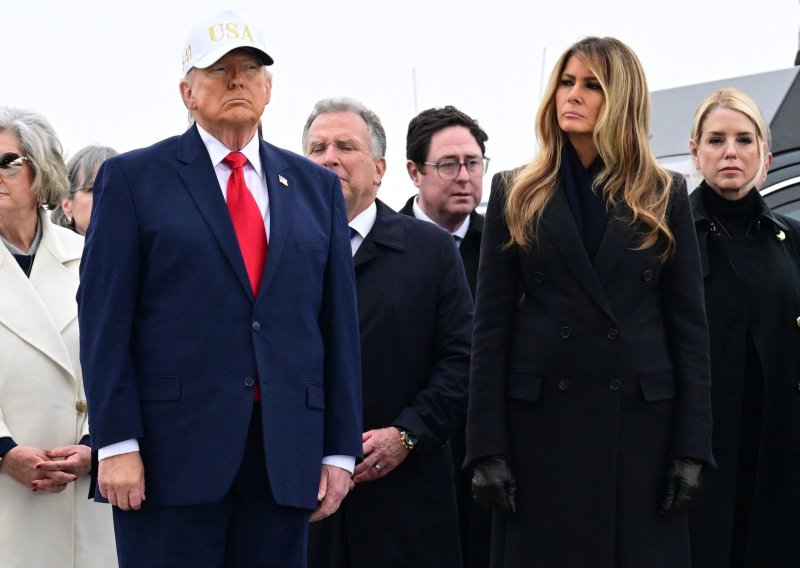 Trump na kratkoj ceremoniji povratka posmrtnih ostatka šestorice američkih vojnika