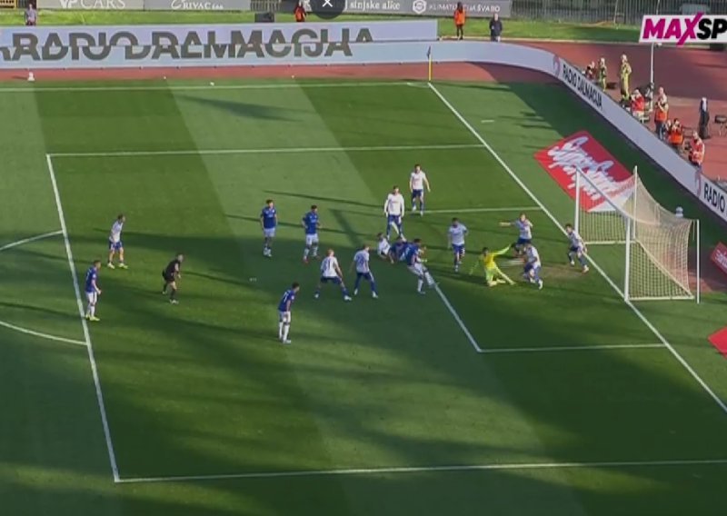 Kovačević se u nevjerici uhvatio za glavu: Pogledajte što je sve promašio Dinamo u istom napadu