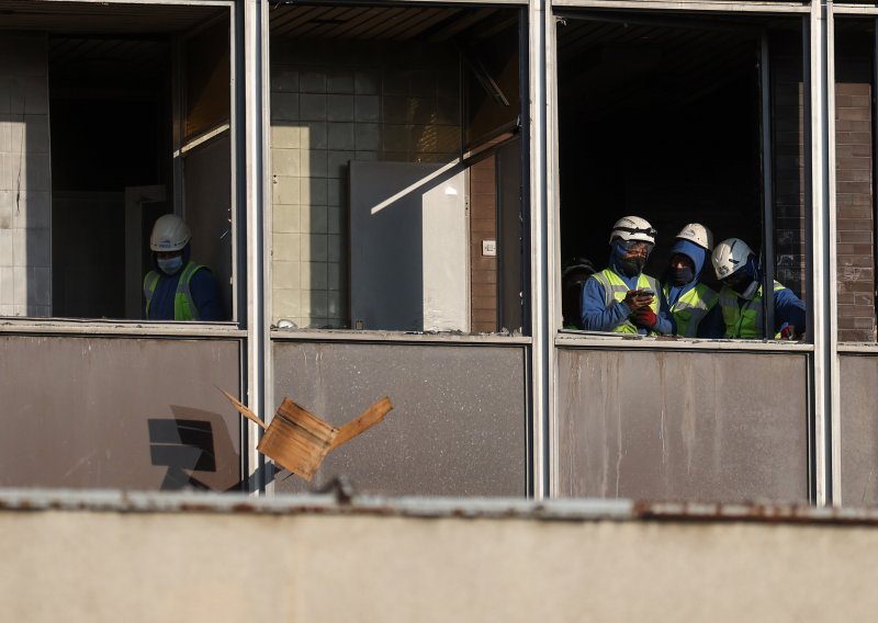 FOTO Nema stajanja: Radnici radili na uklanjanju Vjesnika i u nedjelju