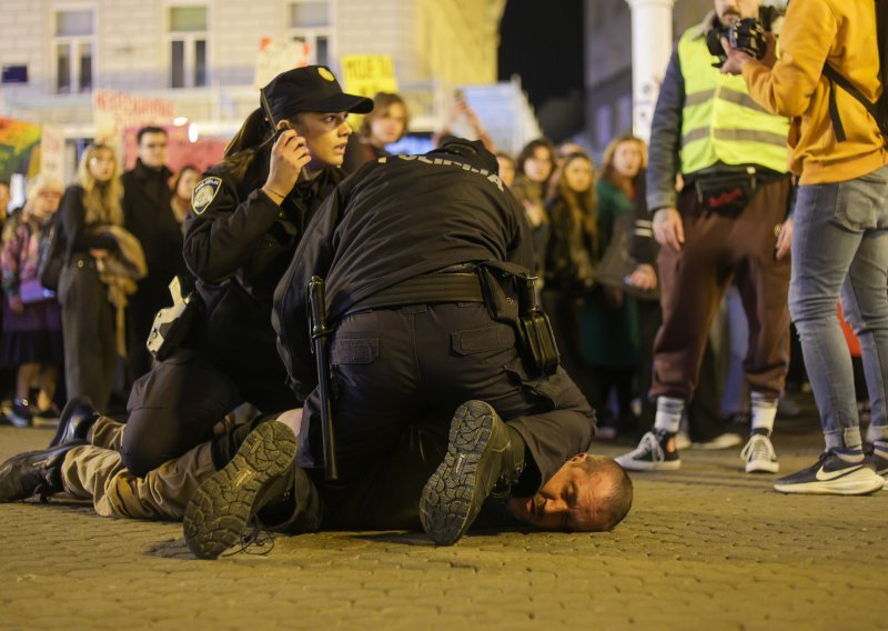 Incident na Noćnom maršu: Muškarac urlao na sudionike, policija ga oborila na pod i savladala