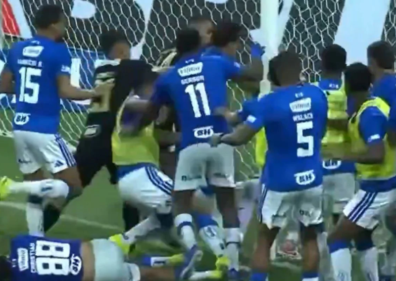 Ovakvu tučnjavu nikad niste vidjeli: Hulk udara šakom s leđa, 23 crvena kartona