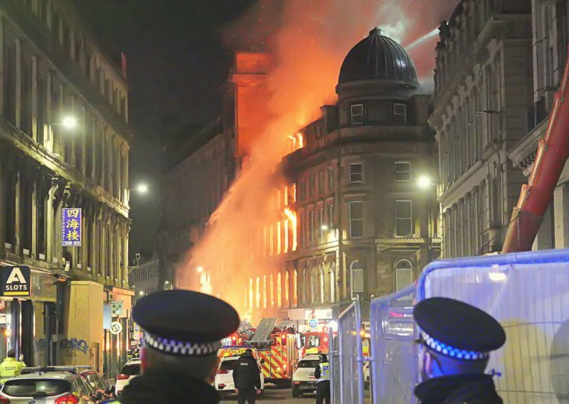 Ogroman požar u Glasgowu: Vatra gori više od 12 sati, željeznički promet u prekidu