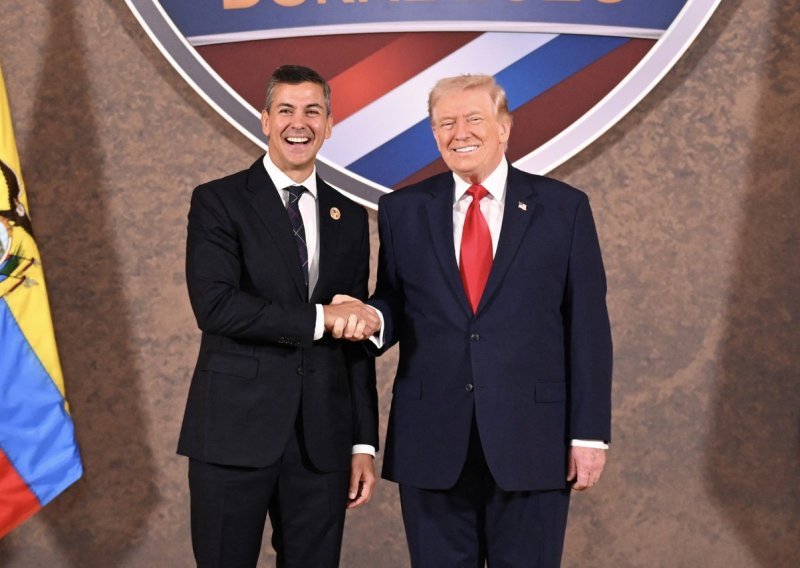 Snimka je postala viralna: Internet zgrožen agresivnim rukovanjem Donalda Trumpa