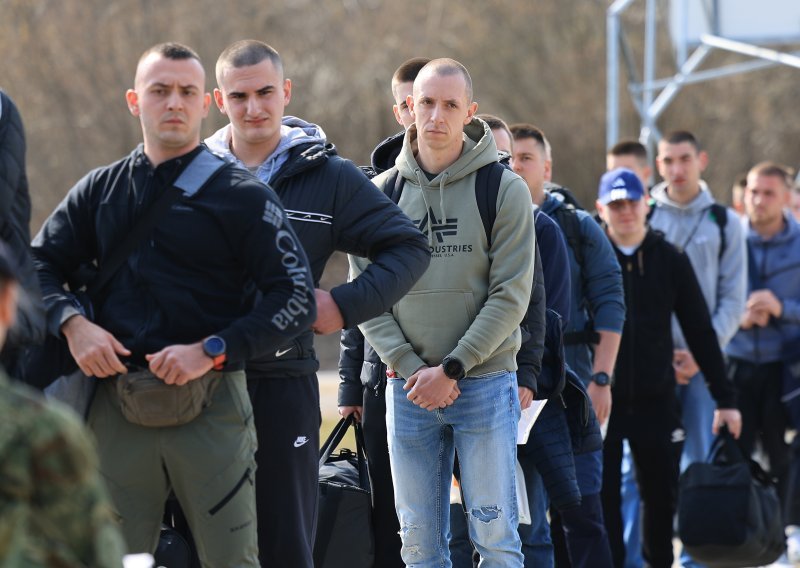 Nova generacija vojnika: Prvi ročnici krenuli na obuku, neki došli i iz Njemačke