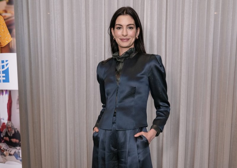 Sve je iznenadila: Anne Hathaway servirala moćno izdanje, ali i poruku za govornicom