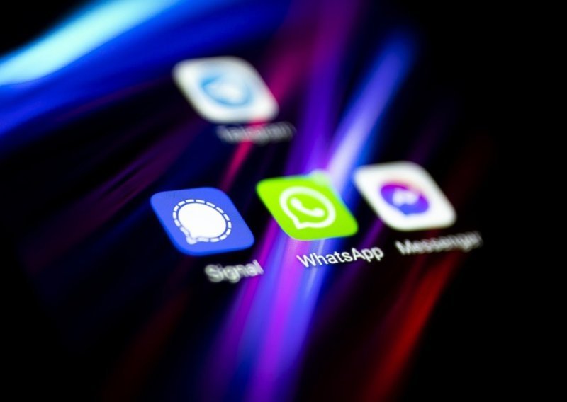 Digitalni bonton: 10 zlatnih pravila ponašanja u grupnim chatovima