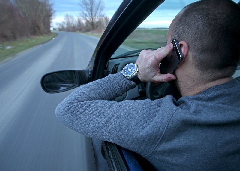 Mnogi vozači ovo rade na semaforu, a ne znaju da riskiraju kaznu od 130 eura