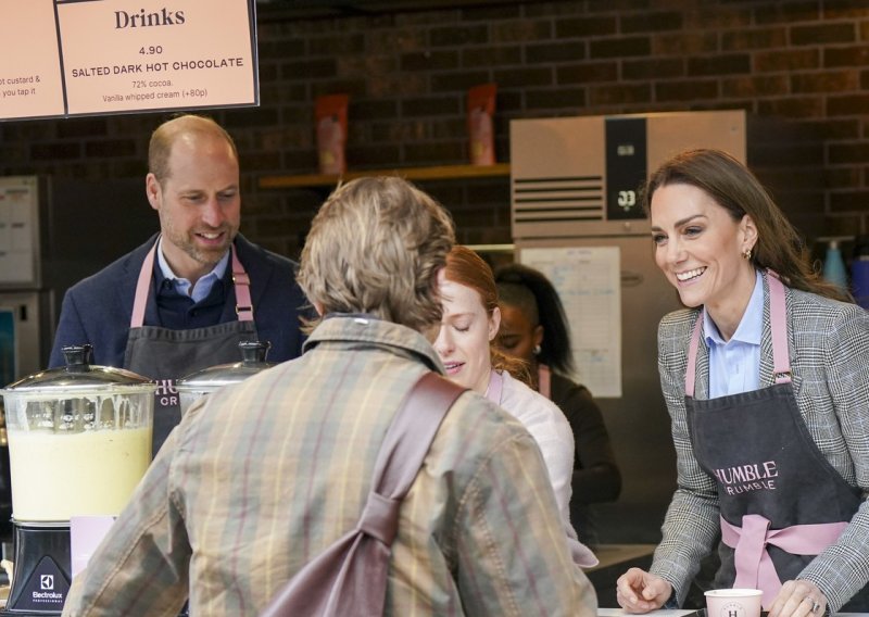 Kate i William uskočili iza šanka: Kraljevski par iznenadio kupce na Borough Marketu