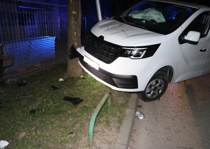 Pijan i bez vozačke jurio Zagrebom pa se zabio u ogradu i stup, završio u zatvoru