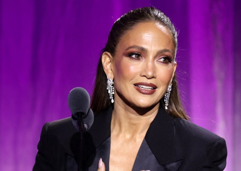 Kiks u Las Vegasu: J.Lo se spotaknula na koncertu, a njezina reakcija oduševila je sve