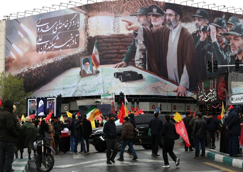 Nestvarne scene: Veliki skup u centru Teherana dok Izrael bombardira grad