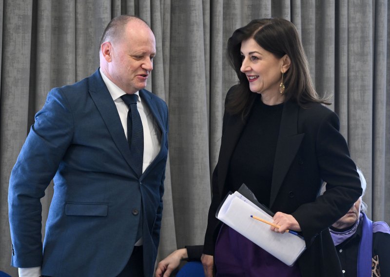 Sanja Musić Milanović ruši pravila klasike: Privukla poglede ljubičastim hlačama i novom frizurom