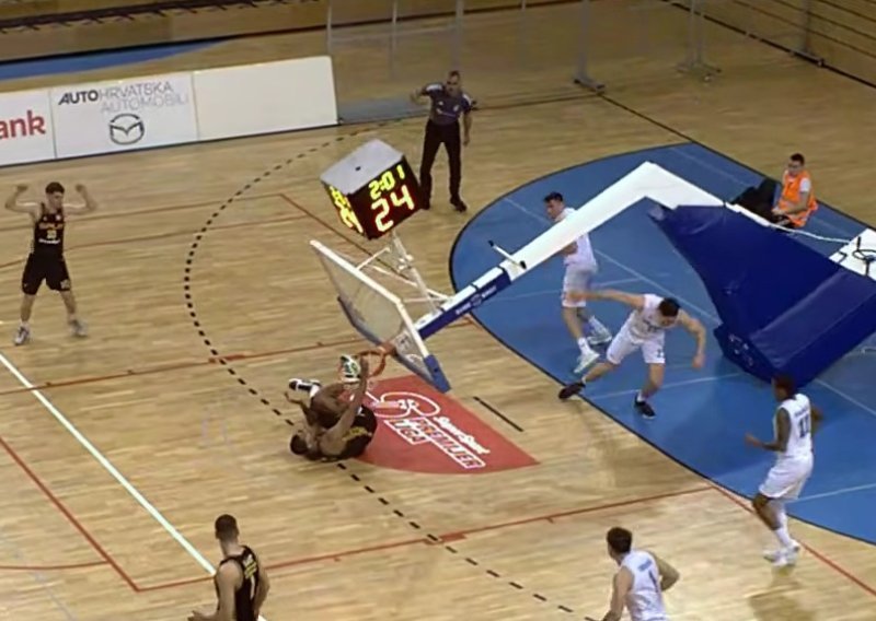 Strašne scene u Rijeci: Konstrukcija koša pala na igrača Splita