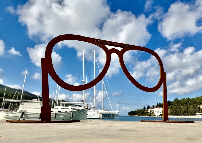 Vela Luka očima Olivera: Umjetnička instalacija u čast glazbenoj legendi