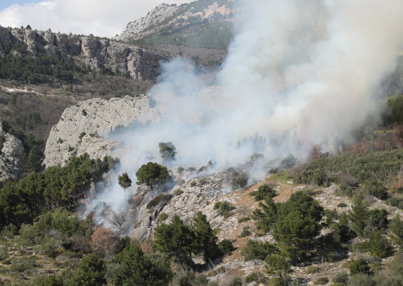 Policija poziva na oprez uoči sezone paljenja korova: Kazne i do 19.900 eura