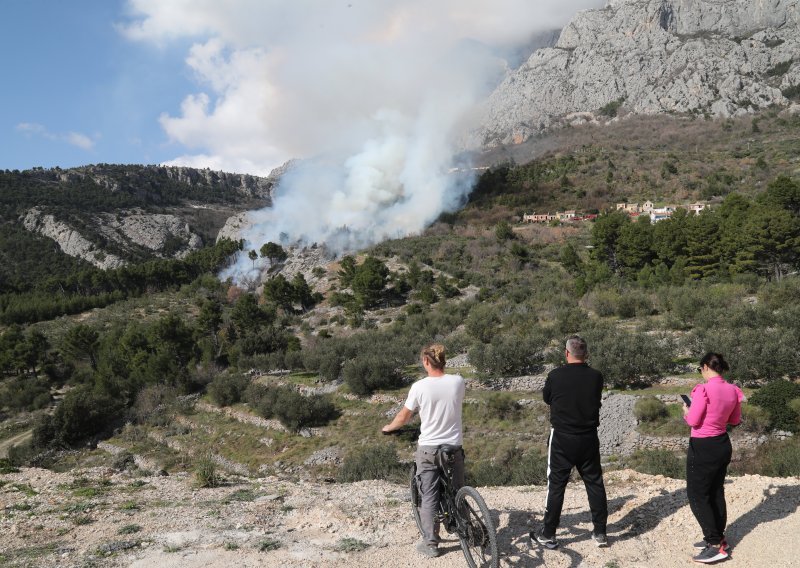 Buknuo opasan požar iznad Makarske, u gašenje se uključio kanader