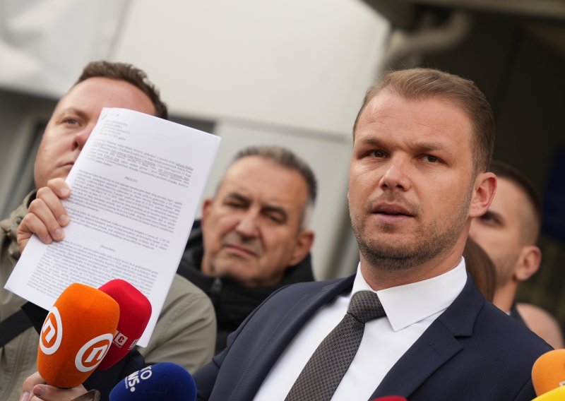 'Na ulasku u Hrvatsku pustili su mi pse u Mercedes i rekli da ne smetam dok njuškaju'